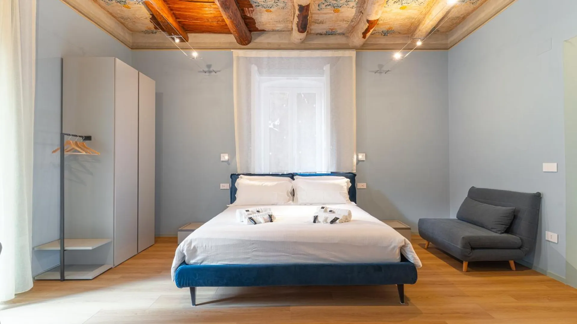 Apartment Il Disinganno - Elegant Historic Residence In The Center Naples Italy